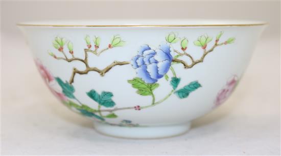 A Chinese famille rose bowl, 15.2cm